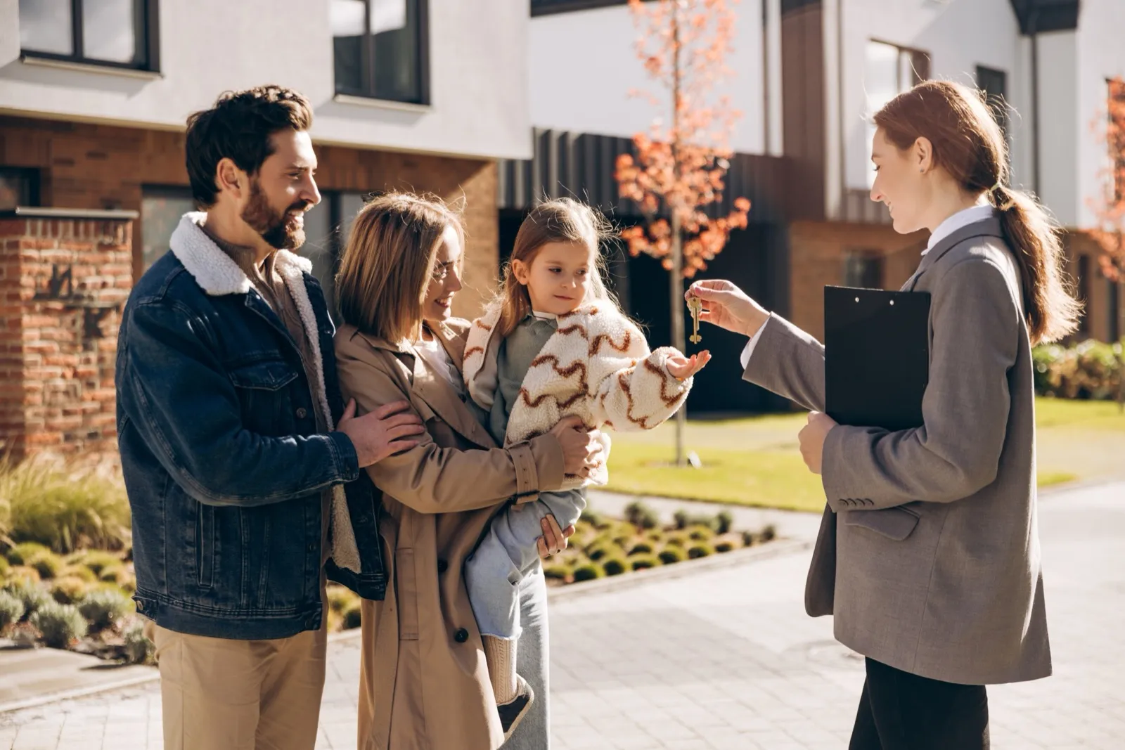 Familie bei einer Immobilienbesichtigung als Symbol für den Kauf eines neuen Zuhauses
