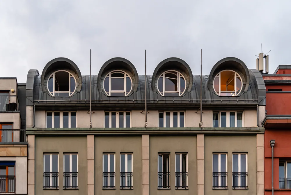 Architekturdetail eines Wohngebäudes als Symbol für Immobilienberatung in Berlin und Brandenburg